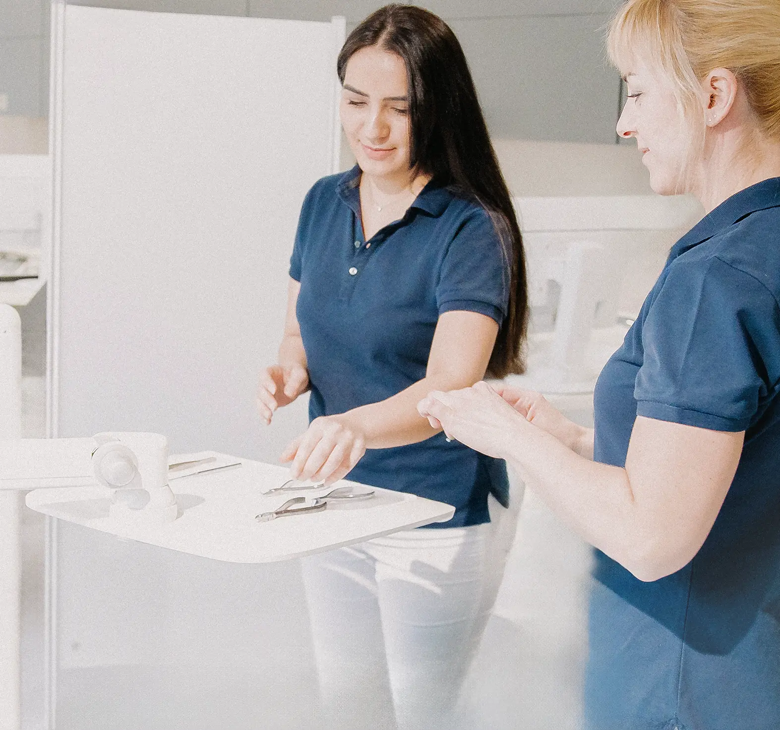 Zwei ZFA im Behandlungsraum