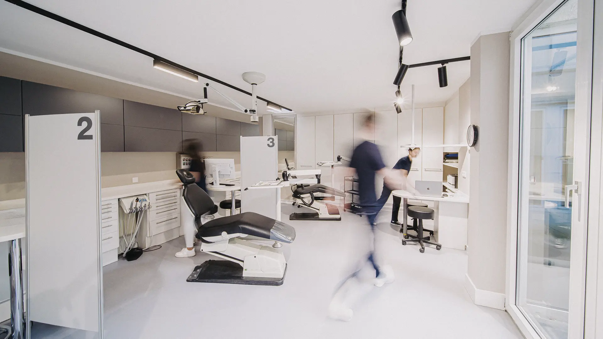 ZFAs und Zahnärzte im Behandlungsraum