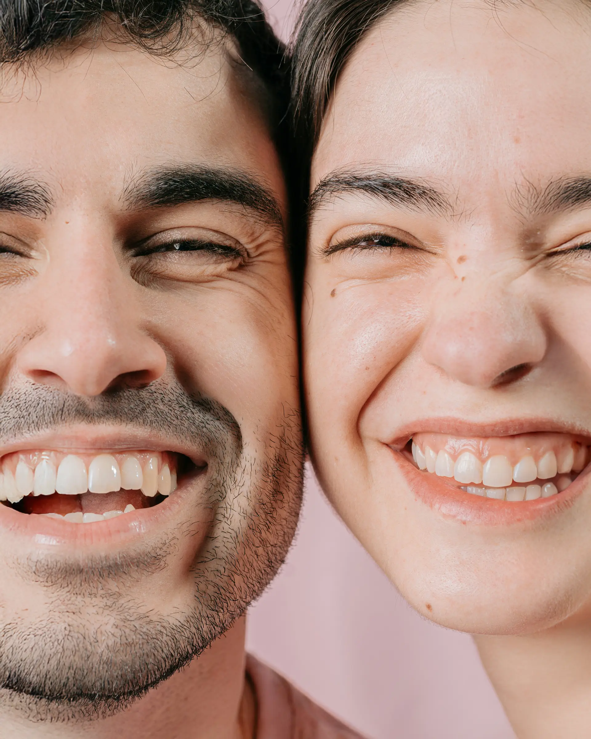 Ein Pärchen lacht in die Kamera